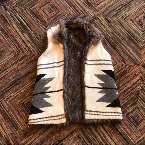 Reversible Faux Fur Vest - Picture 4 of 7